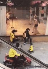 ▶昨天老妈教弟弟做作业,我弟不动脑筋思考,每道题都问...