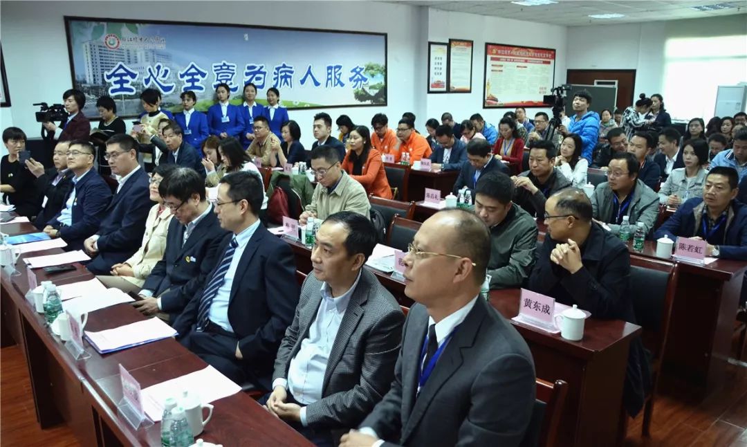 共饮一江水·携手献爱心｜上海市“医苑新星”青年医学人才都江堰公益义诊活动暨志愿者基地揭牌仪式在都江堰市举行