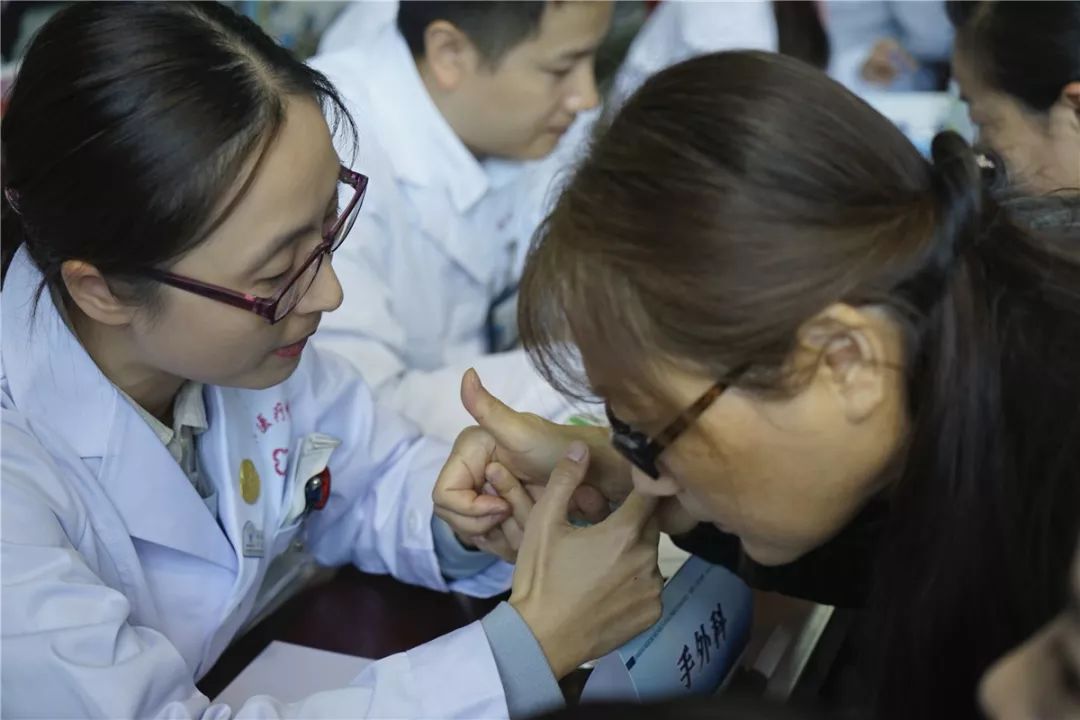 共饮一江水·携手献爱心｜上海市“医苑新星”青年医学人才都江堰公益义诊活动暨志愿者基地揭牌仪式在都江堰市举行