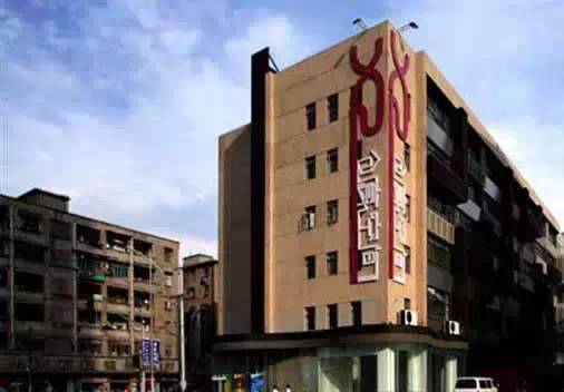 今晚的英超比赛在哪里可以看,虹口足球场今晚球赛