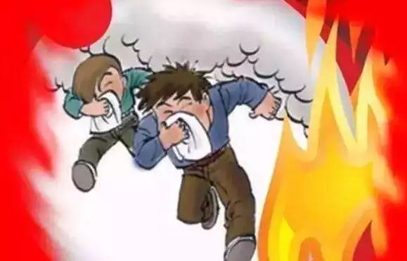 楼道乱堆杂物堵塞疏散通道危险,楼道乱堆杂物的温馨提示