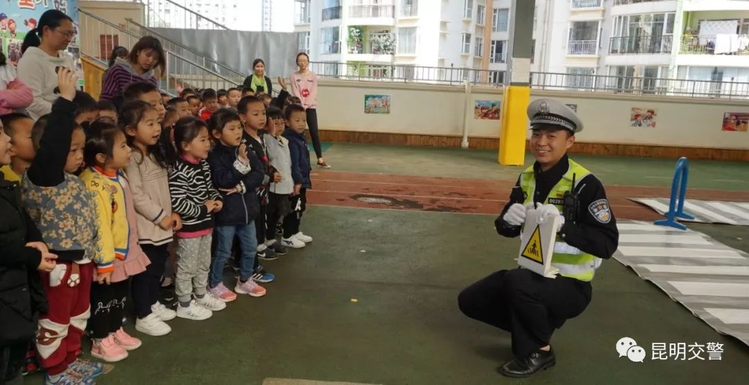 大手牵小手创文明,大手牵小手共创文明的内容