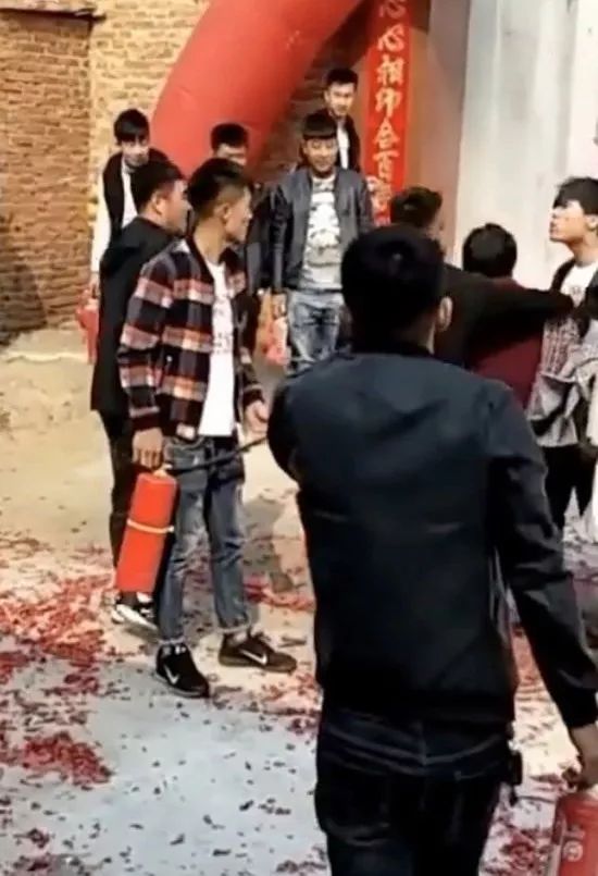 灭火器闹婚喷新娘事件后续报警,闹婚喷灭火器事件