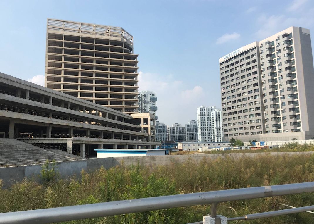 记者走访门店发现已闭店,明发江湾新城商业综合体停工了吗