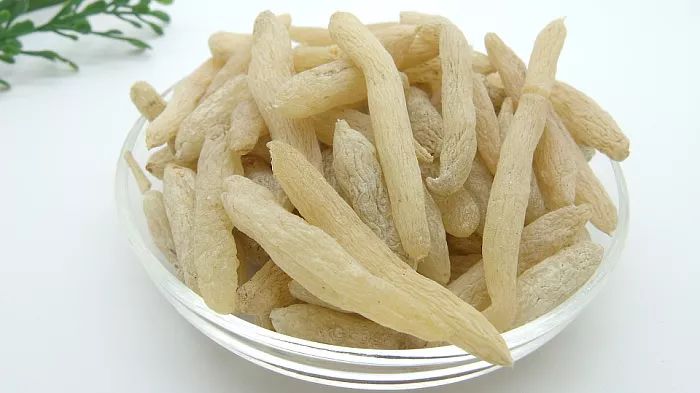 嘴唇干裂起皮怎么护理呀,涂口红嘴唇干裂脱皮是唇炎吗