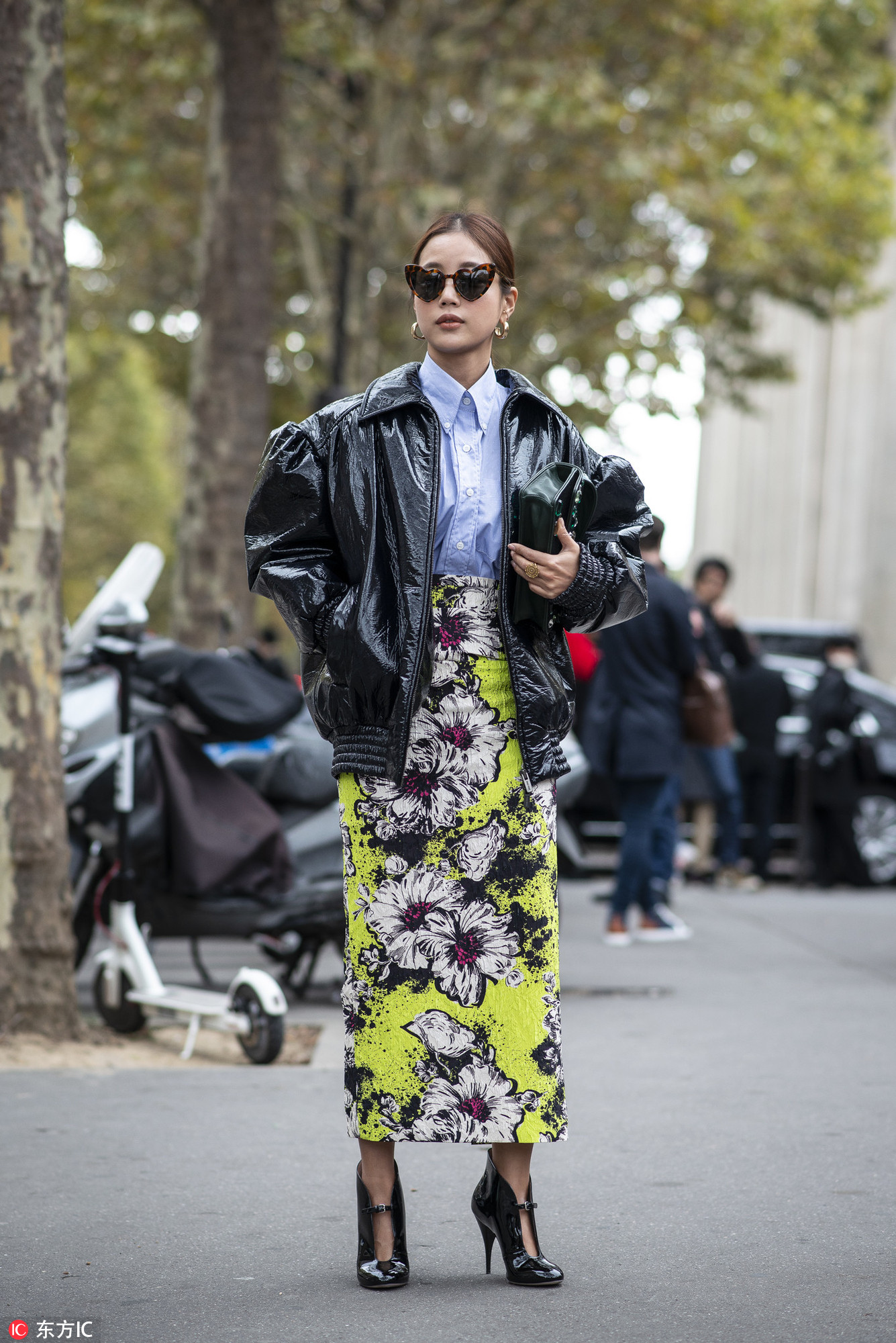 穿那么厚也能做行走的发光体？你的漆皮够亮么！