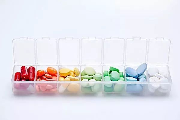 感冒喝抗生素药有哪些危害,抗生素有副作用为啥感冒还要吃