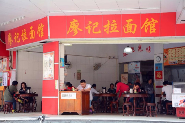 住在西村的人，根本不用煮饭……