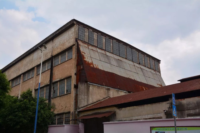 住在西村的人，根本不用煮饭……