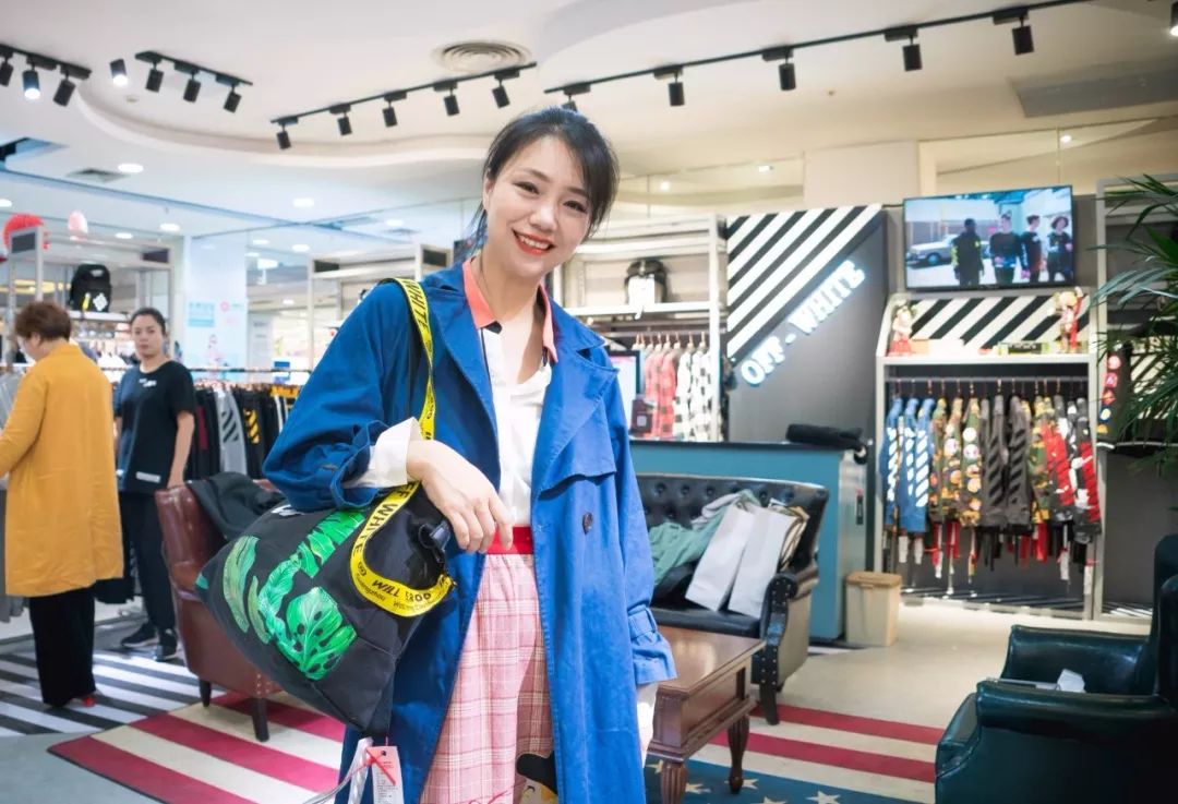 精致的女人走到哪都是靓丽的,女人只有逛街才是最开心的事