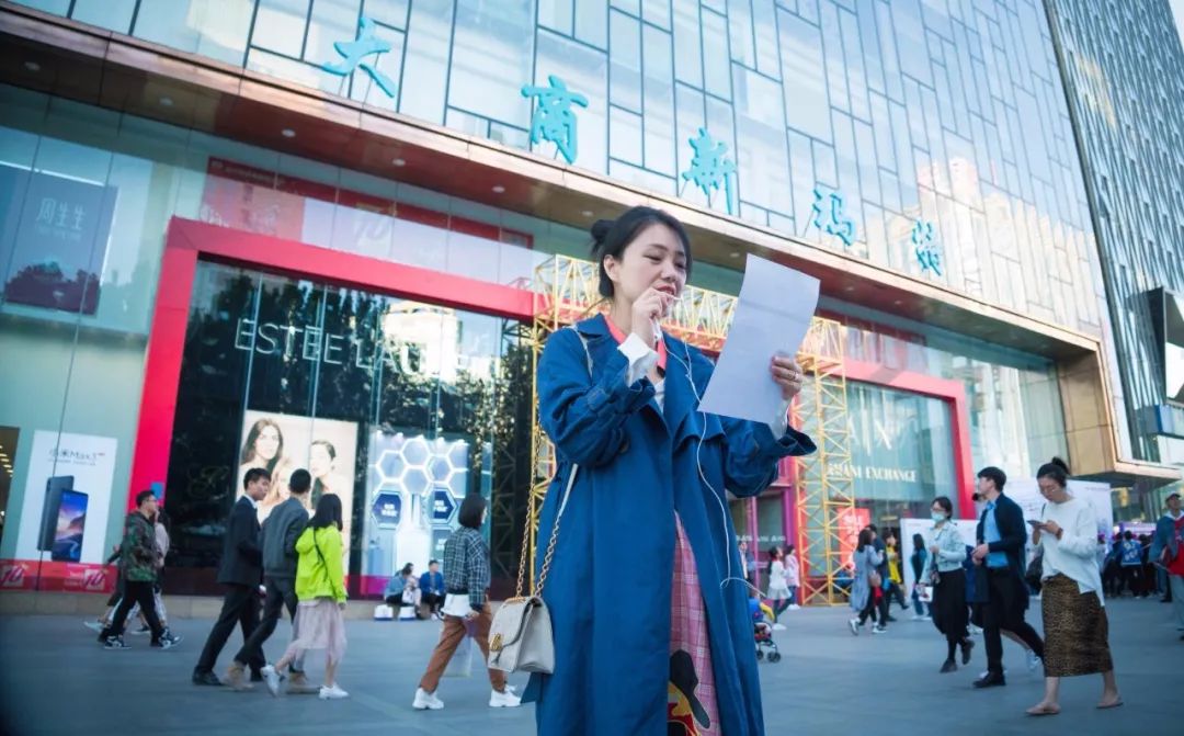 精致的女人走到哪都是靓丽的,女人只有逛街才是最开心的事