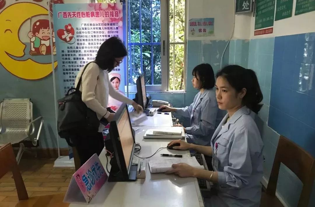 广西区妇幼被吐槽窗口低矮，孕妇要半蹲填表！院方回应：已整改