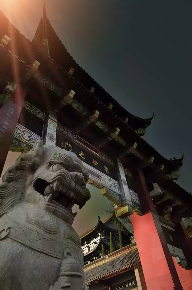 门口石狮子讲究,石狮子公母区别