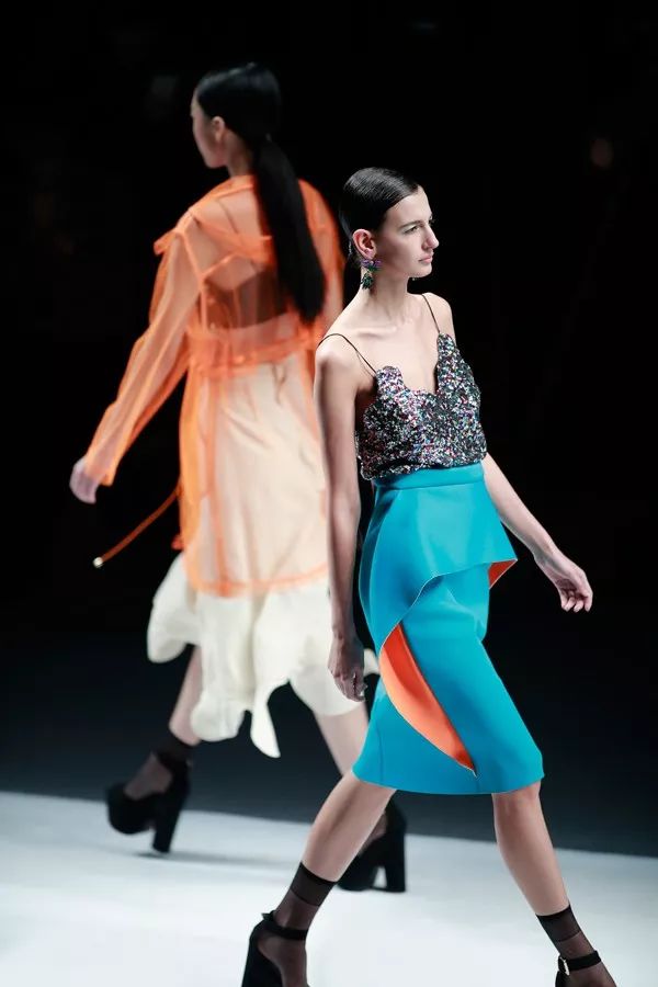 戳进来｜除了黄鹤楼和鸭脖子，这座城市竟然还有时装周这个大IP？