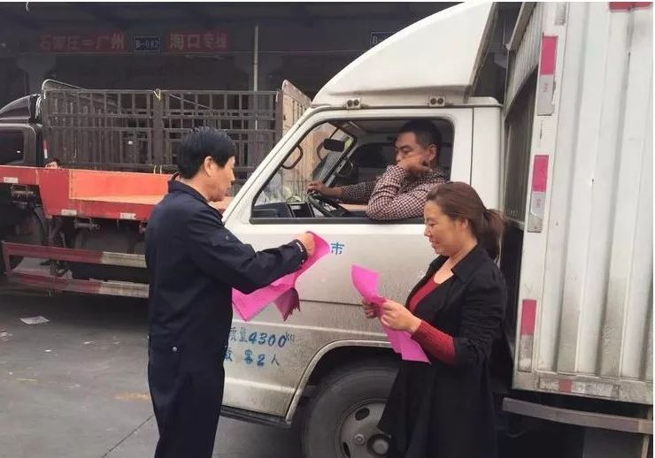 交口县交警大队开展交通安全宣传,交警大队开展春运前交通安全宣传