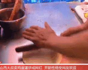 56岁大叔靠唱歌成网红日收入10万,51岁大叔直播卖鸡蛋灌饼成网红