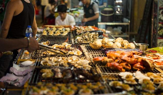 从服装店转行到直播,街边生意惨淡服装店拿什么赚钱