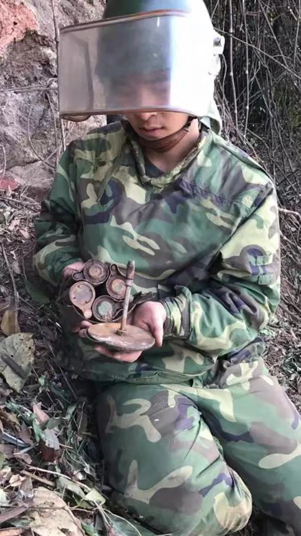 27岁战士扫雷时遇爆炸失去双手双眼，一句话让人泪崩