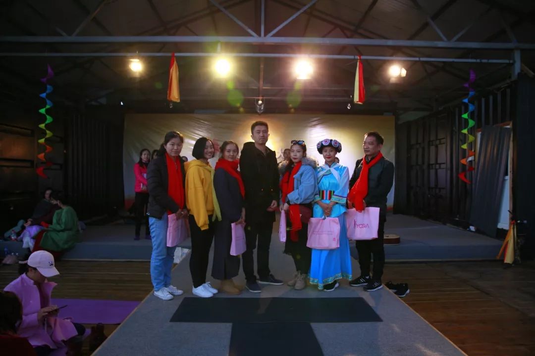 爱瑜伽的小姐姐,爱瑜伽普拉提会馆