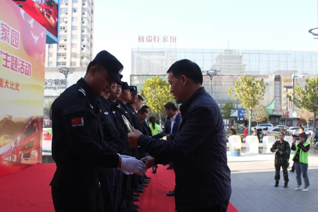 燃！国购广场前上演了一场特殊“比赛”，引大批路人围观！