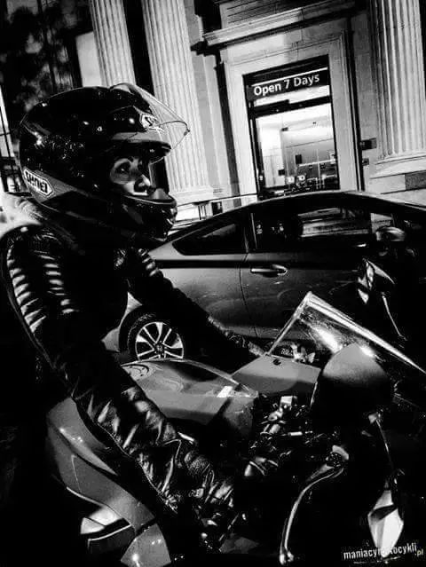 那些把球鞋操在球场,把机车开在路上的女生们