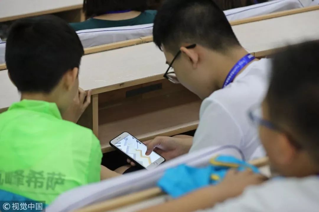 每天玩手机超过4个小时,每天玩手机十几小时三年了