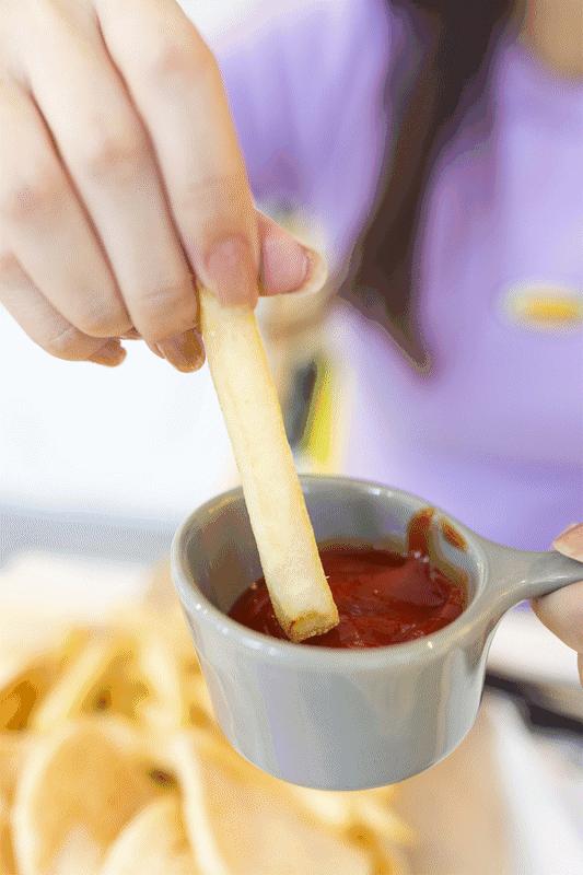 漂亮小姐姐开的网红店,高颜值小姐姐做美食