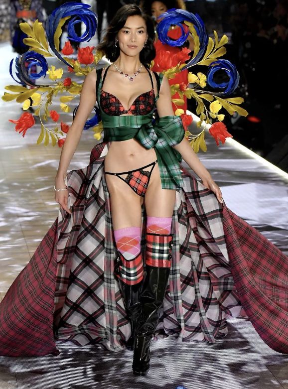 维秘年度“丑”秀落幕，我只记住了各种美好肉体……和东北大花袄！