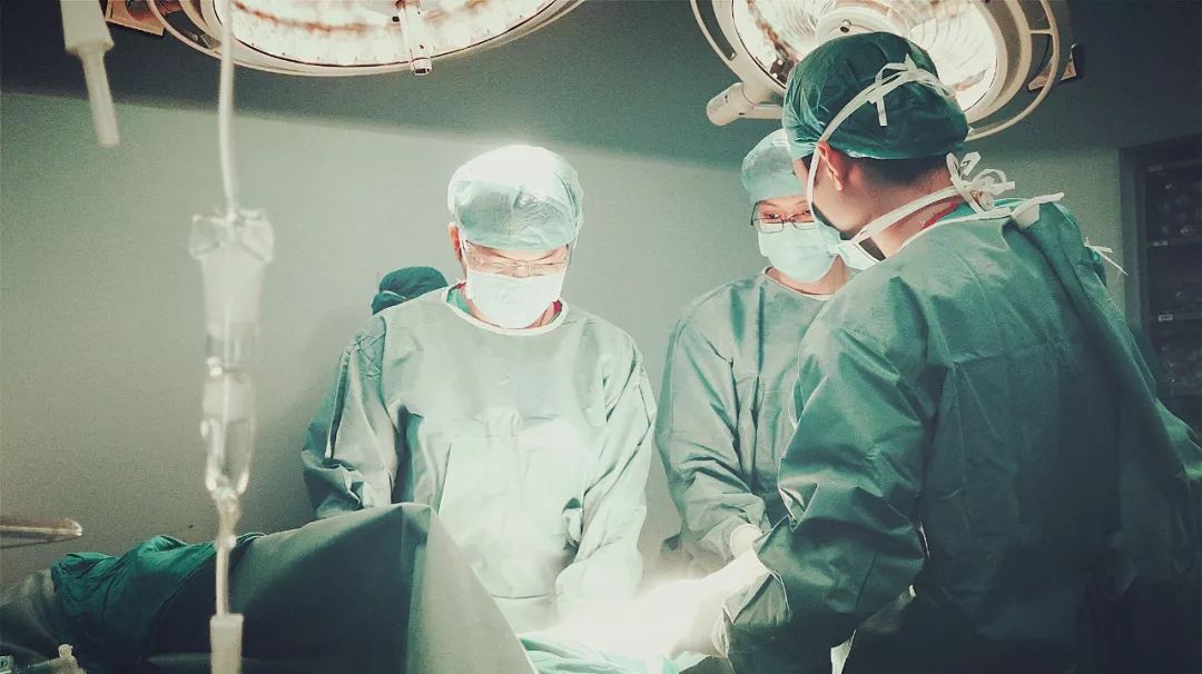 膝关节腔及髌上囊积液怎样治疗,膝关节积液的最好治疗方法