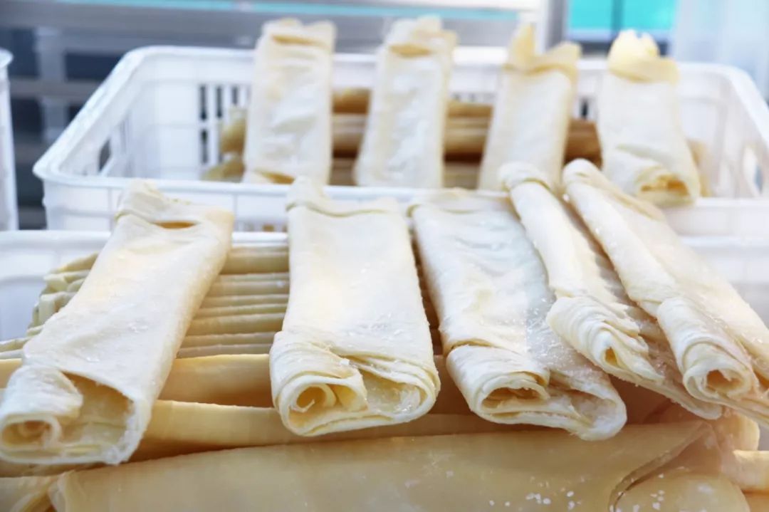 16斤鲜奶只出1斤乳扇,丽江也有自己的乳扇加工厂啦!只有1%的丽江人知道!