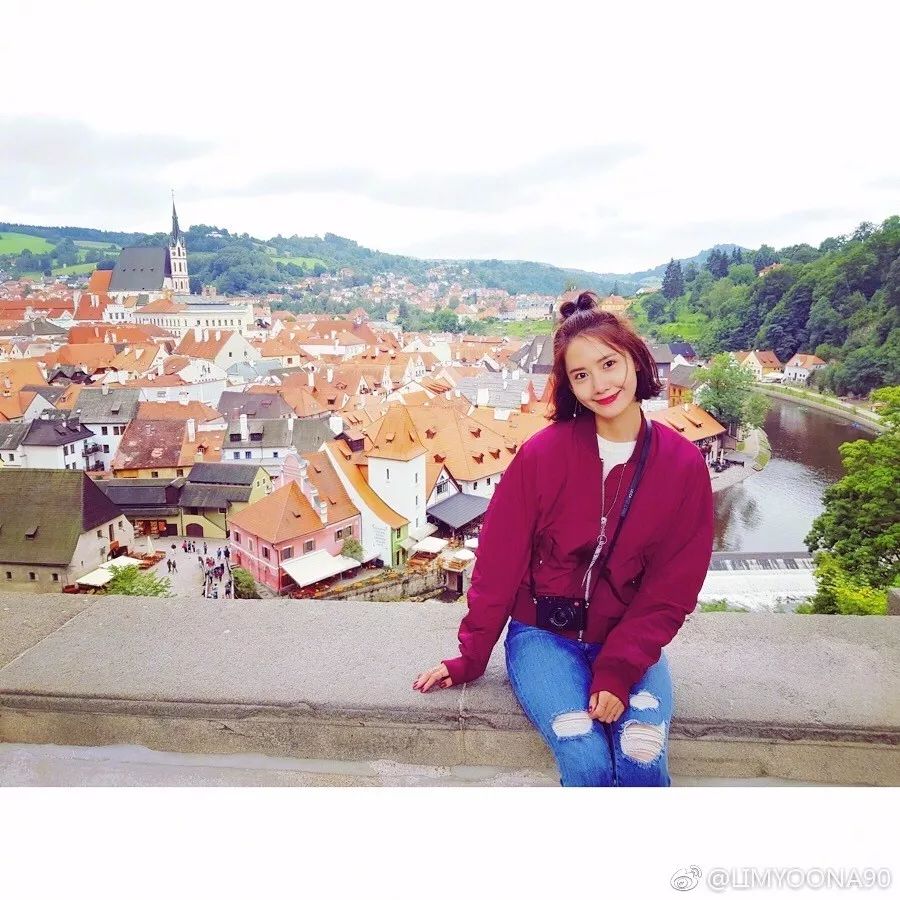 今冬流行发色短发黑茶色,今冬17-18岁流行发色