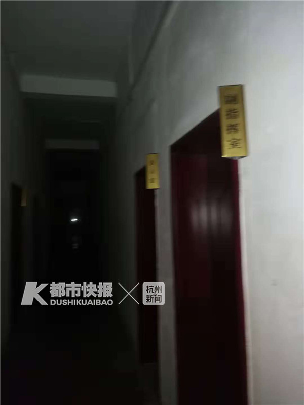 她是谁?为什么肚子这么大了,还经常在这家肯德基过夜?从不点单,都捡别人剩下的
