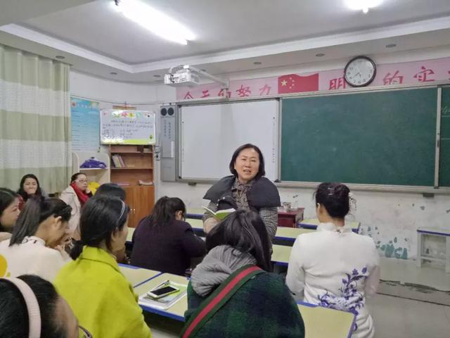 信阳市第一实验小学开展国培心得交流活动