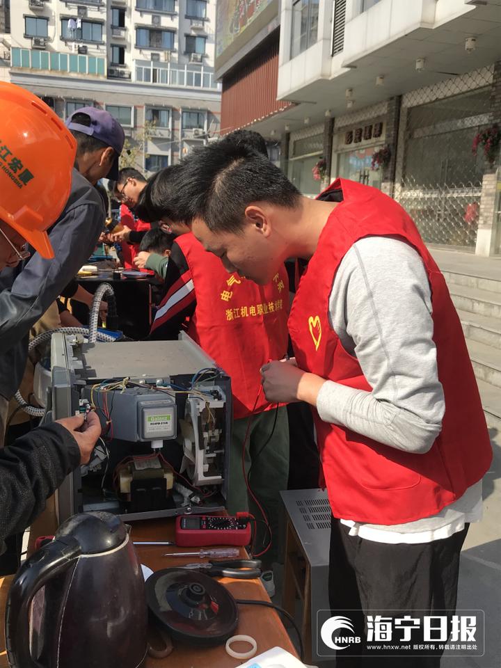 海宁长安街头出现一支红色小分队!工科男们用公益暖化小城