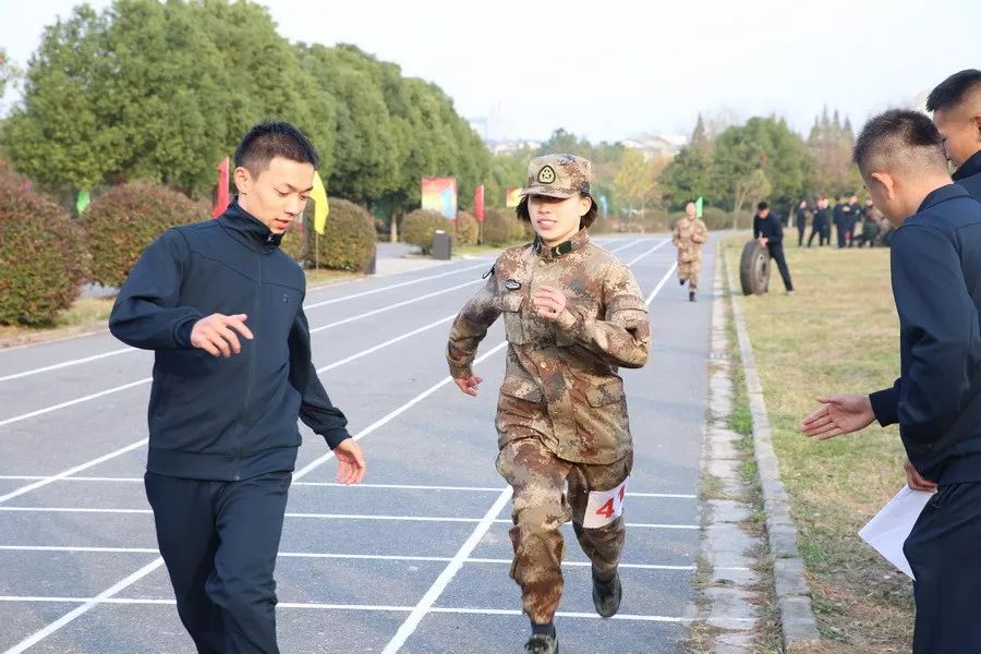 解放军运动会扛着炮跃过障碍,直击军体运动会