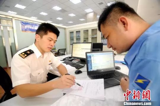 出国要小心别人送的东西不能要,出国千万不要帮人带东西