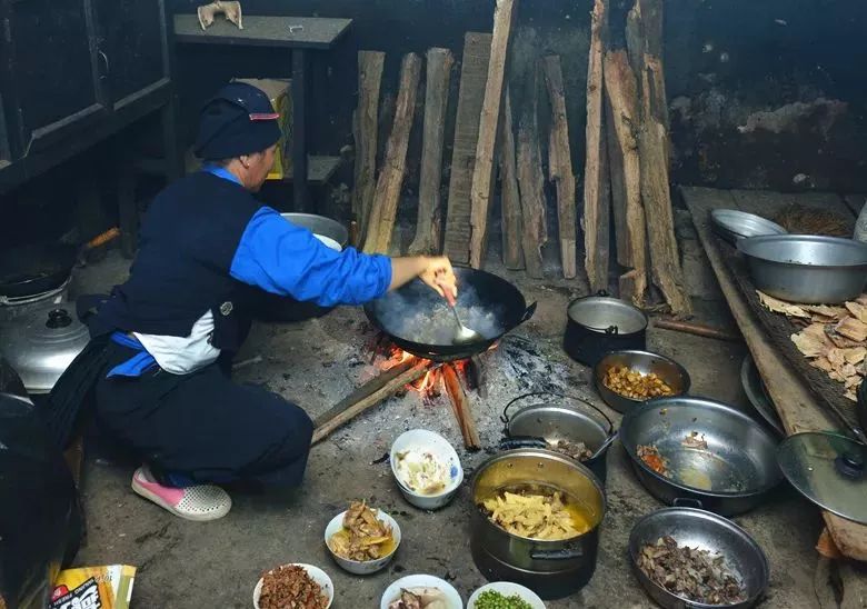 元江哈尼山寨旅游攻略,元江一年一度哈尼十月长街宴视频