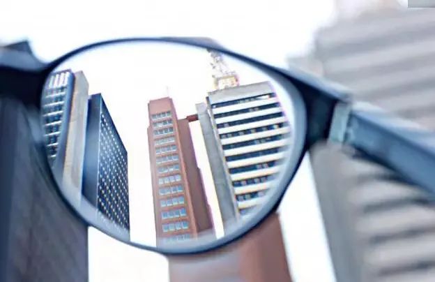 “眼镜儿”们的福利来啦！小编全程直播“全飞秒”激光近视手术！