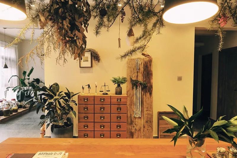 她不上班也不靠脸吃饭，住2层小楼，过上了别人做梦都要的日子！