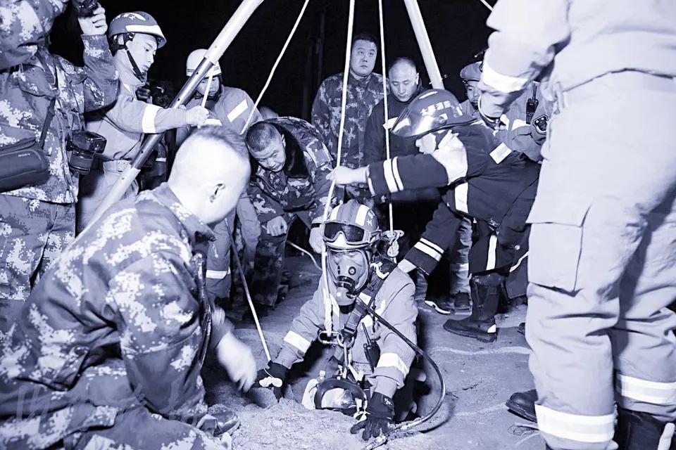 19岁女孩掉进45米深地基井，消防员从井下上来直接瘫倒……