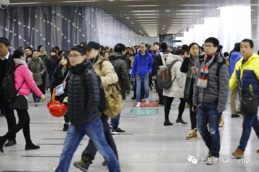 挤地铁怎么会挤不进去呢,如何减少挤地铁