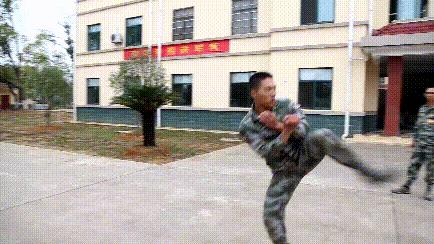 实用兵哥示范格斗术快来学两招,实用兵哥动图示范简单格斗术