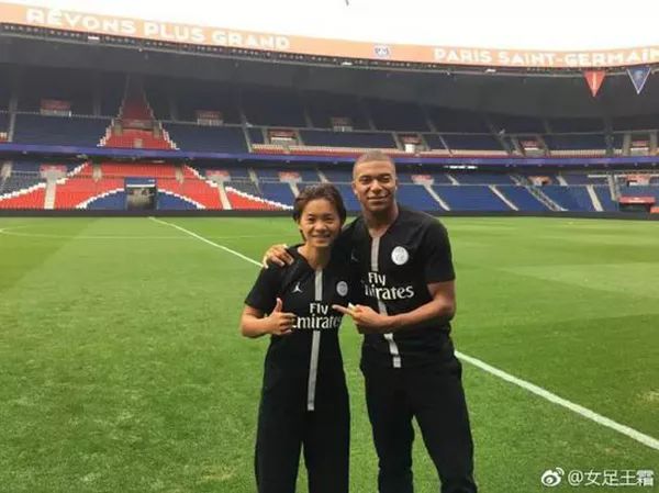 王霜中国女子金球奖,中国女足头牌王霜喜捧亚洲杯冠军