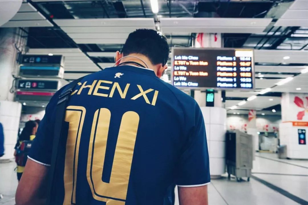 在浮华都市共赴一场盛大球赛，只要一样的球衣