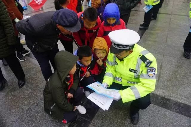 榆中公安开展“122”全国交通安全日主题宣传活动