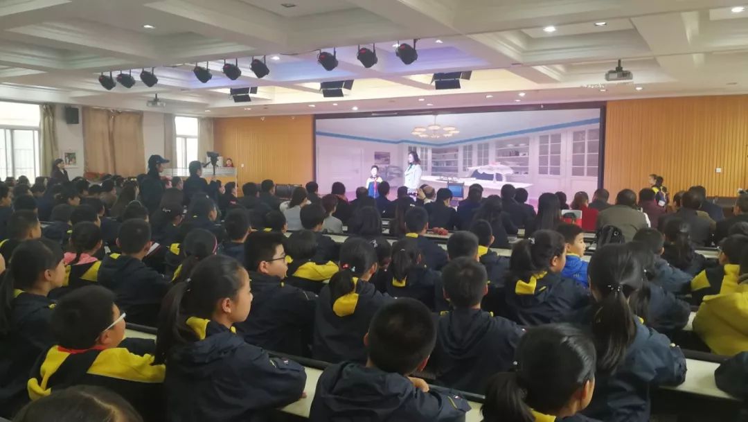 绾㈤宸炬硶瀛﹂櫌灞曠ず,绾㈤宸炬硶瀛﹂櫌鏍″洯娲诲姩