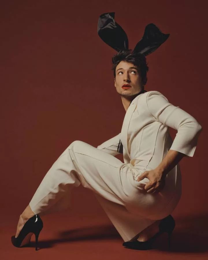 除了登上《Playboy》，“默然者”Ezra还是男女通杀的Fashionicon