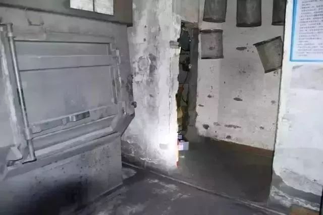 惊！天花板上掉下几滴水！下面2人重伤，咋回事？