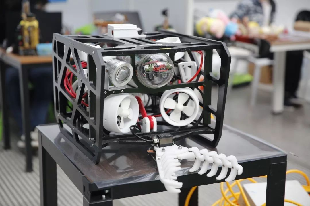 酷，哈工程创客“小鲜肉们”惊艳了时光的发明来了