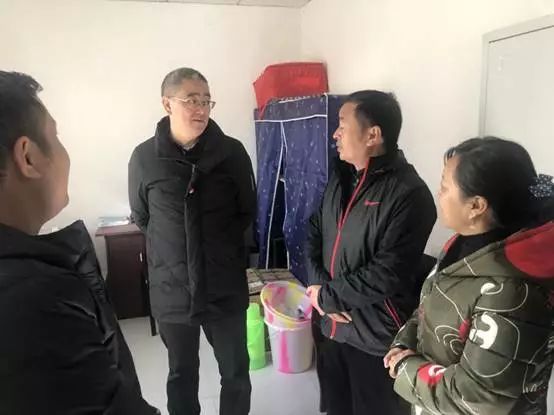 区领导带队走访慰问驻村工作队,局领导分别慰问驻村干部